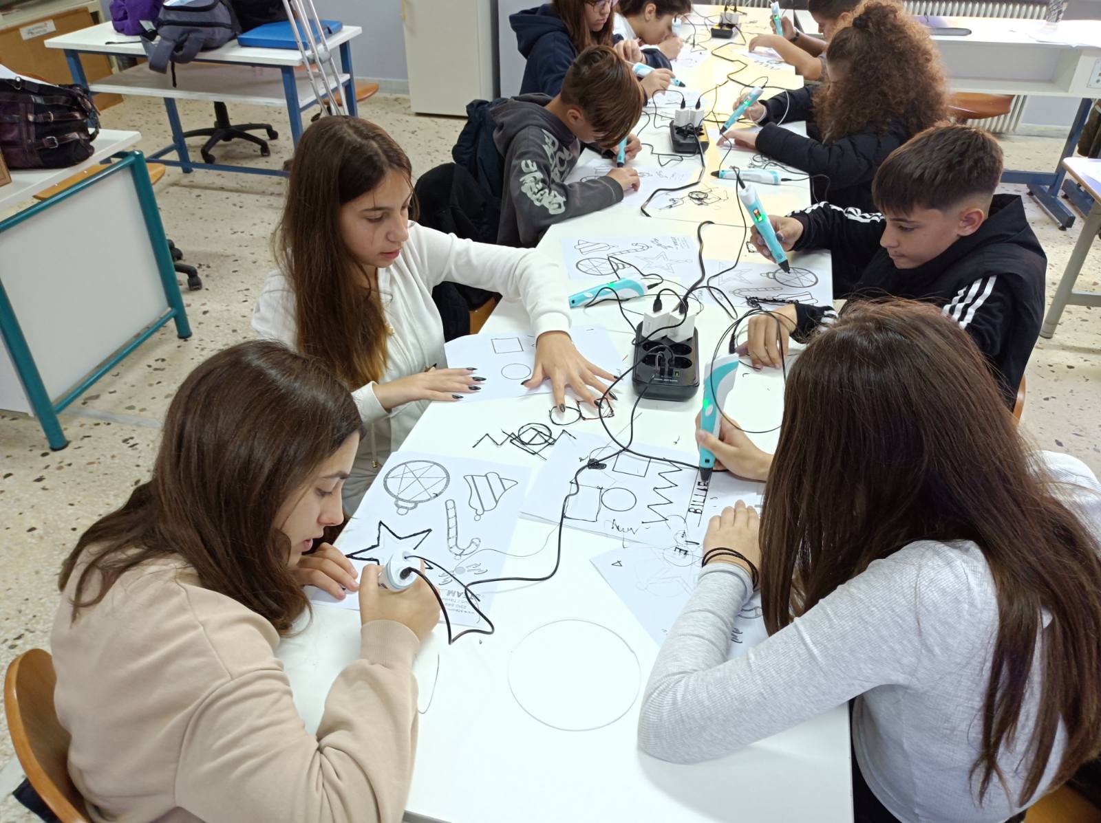 Οι μαθητές/τριες της Α' τάξης χρησιμοποιούν 3D PEN