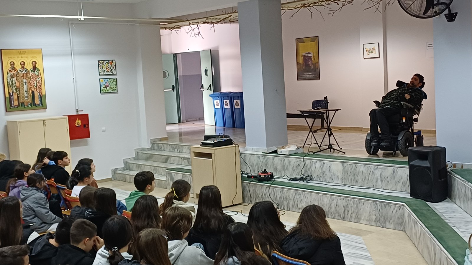 Ο Δημήτρης Αντωνίου μιλάει στους μαθητές