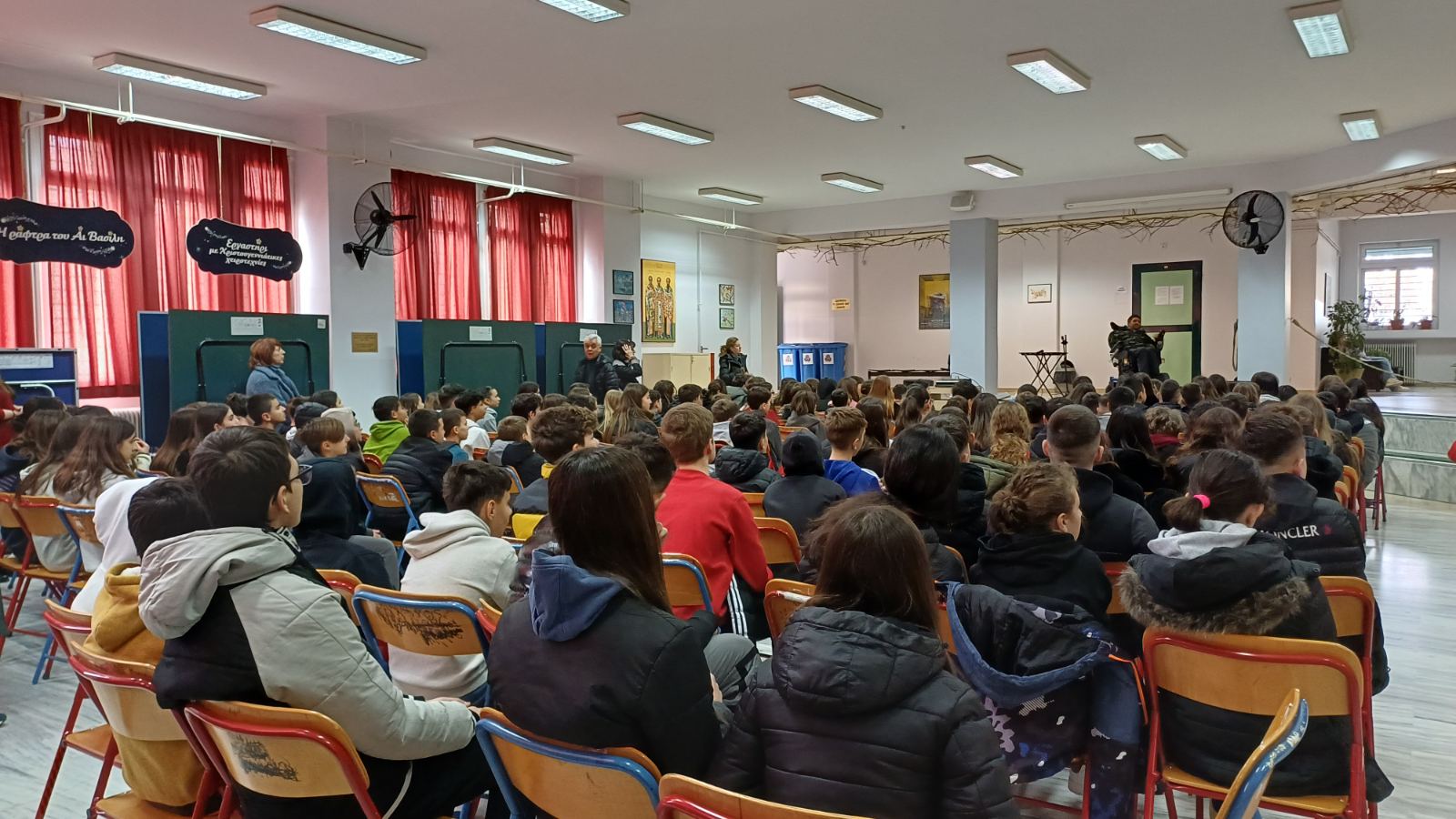 Ο Δημήτρης Αντωνίου μιλάει στους μαθητές