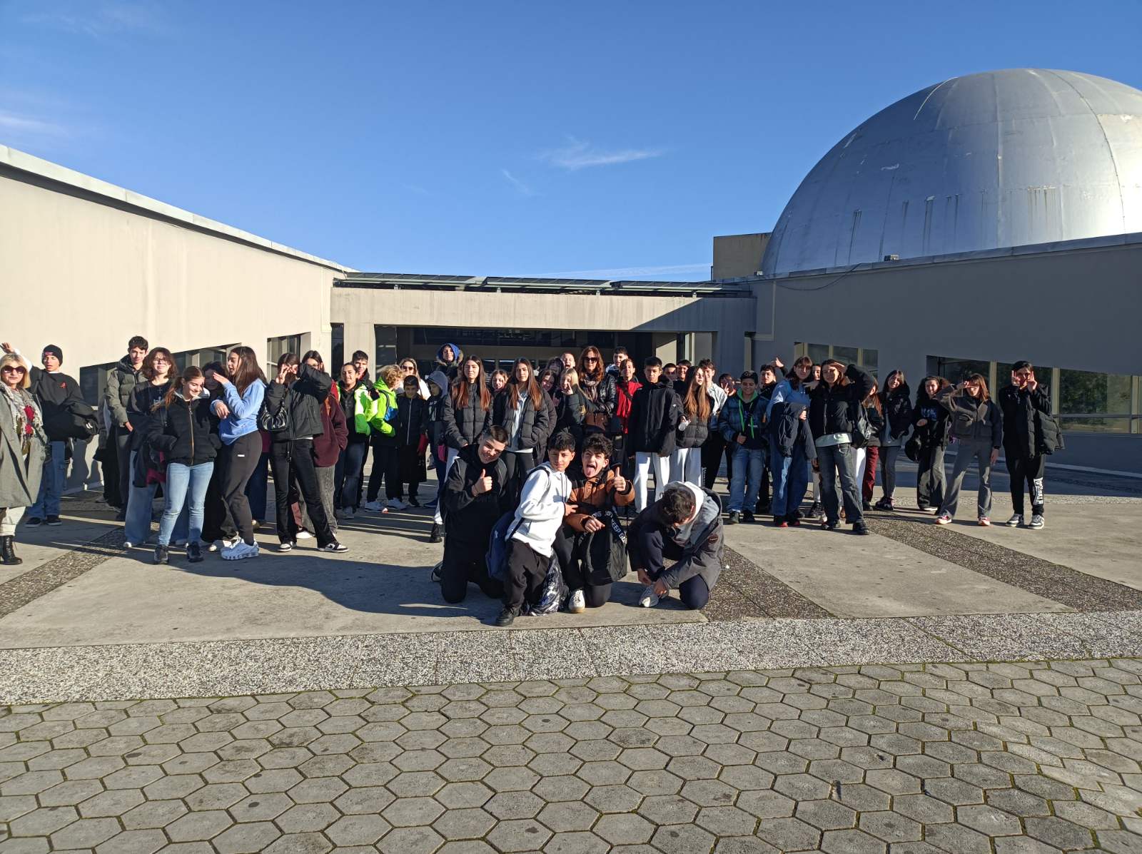 Οι μαθητές/τριες της Α' τάξης έξω από το NOESIS